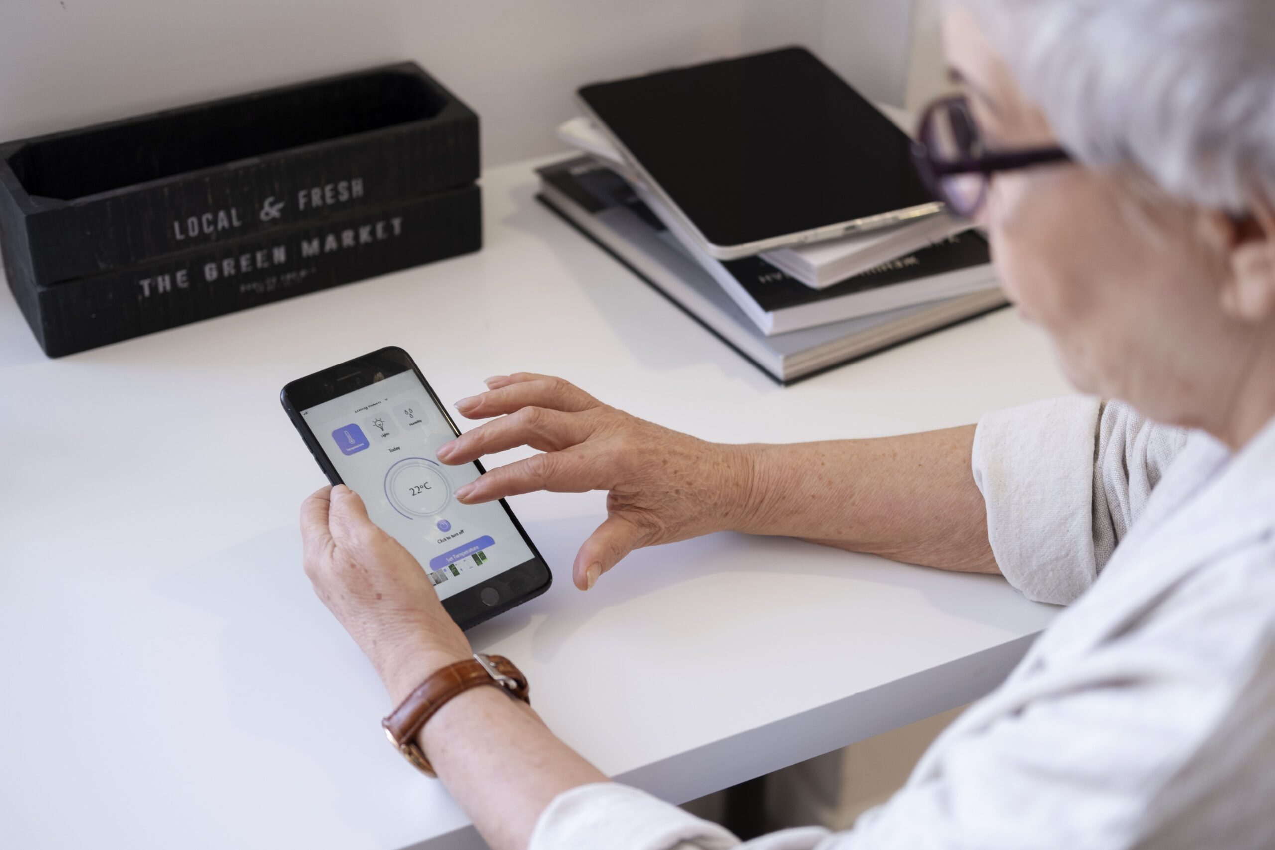 Senior-friendly visual representing health apps for seniors.